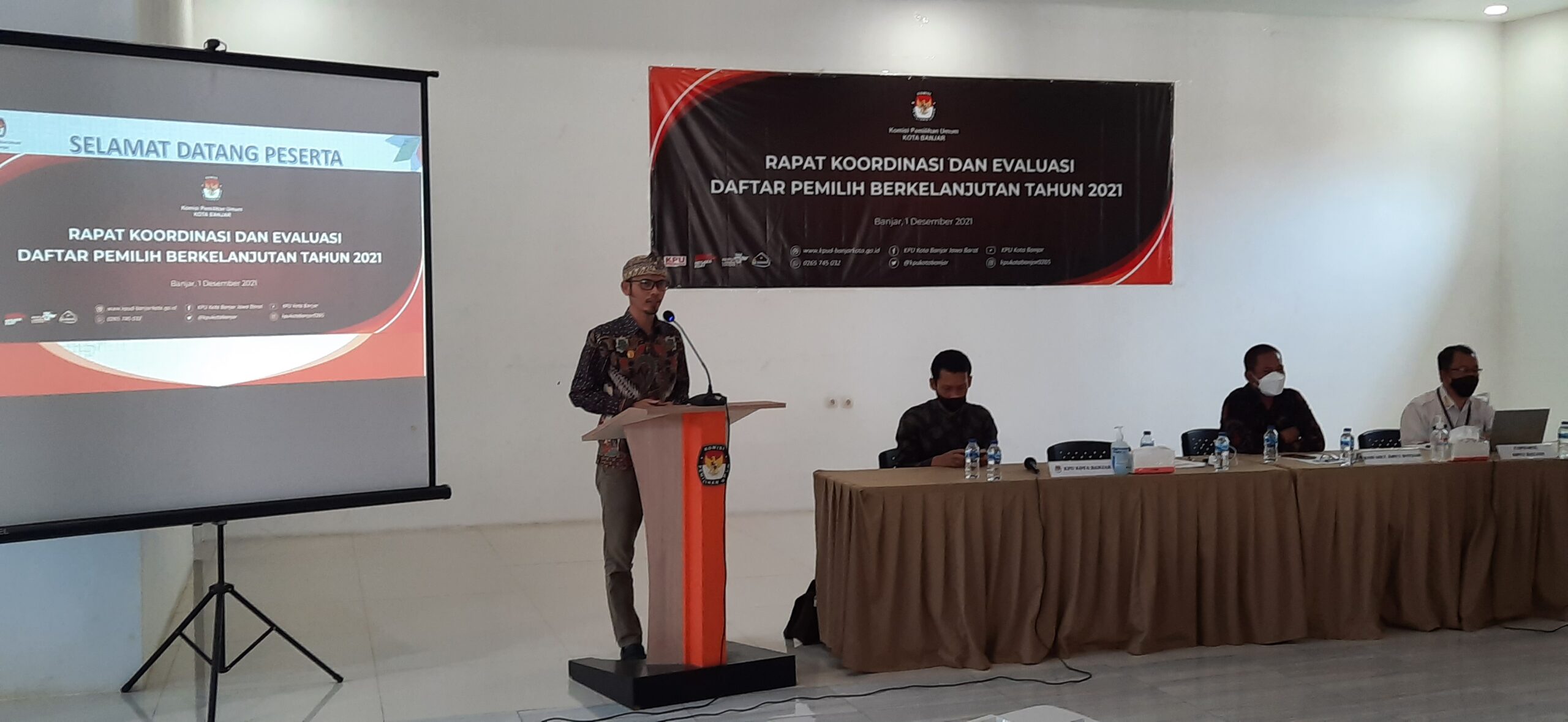 Ketua KPU Kota Banjar Dani Danial Muhklis, saat memberikan sambutan di hadapan peserta Rakor. (Foto:Bayu/dara.co.id).

