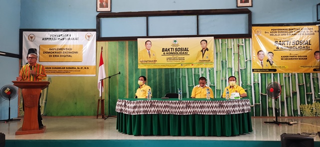 
Anggota DPR RI Agun Gunandjar Sudarsa, memberikan sambutan pada kegiatan di Aula Desa Balokang, Kota Banjar, Jawa Barat, Jumat (3/12/2021).(Foto:Bayu/dara.co.id)
