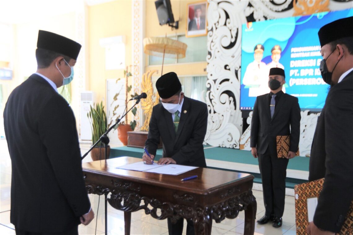 Bupati Bandung Dadang Supriatna menandatangani Berita Acara Pelantikan Direksi dan Komisaris PT. BPR Kerta Raharja di Rumah Jabatannya, Soreang, Rabu (15/12/2021). (Foto: Bagian Protokol dan Komunikasi Pimpinan)