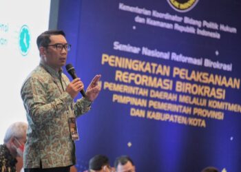 Gubernur Jawa Barat Ridwan Kamil saat menandatangani komitmen bersama implementasi reformasi birokrasi pemerintah daerah di Hotel Bidakara, Jakarta (Foto: istimewa)
