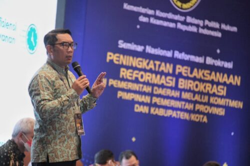 Gubernur Jawa Barat Ridwan Kamil saat menandatangani komitmen bersama implementasi reformasi birokrasi pemerintah daerah di Hotel Bidakara, Jakarta (Foto: istimewa)