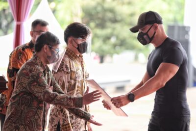 Youtuber Deddy Corbuzier saat menghadiri peresmian Monumen Pahlawan COVID-19 Jawa Barat di Jalan Japati, Kota Bandung, Sabtu (4/12/2021). (Foto: Rizal FS/Biro Adpim Jabar)
