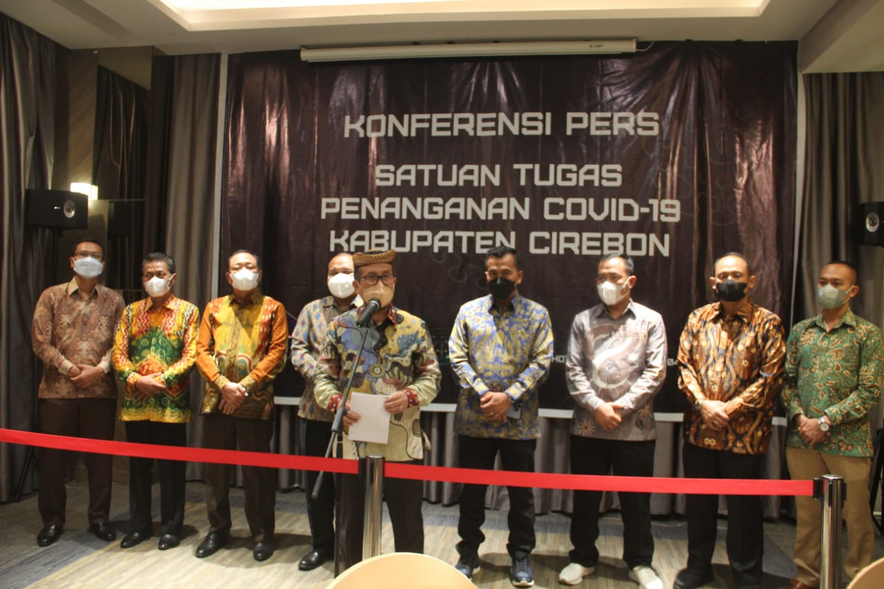 
Bupati Cirebon Drs. H. Imron, M.Ag didampingi sejumlah pejabat memberikan  konferensi pers di Hotel Patra, Kecamatan Kedawung, Sabtu (5/12/2021) malam. (Foto: bambang/dara.co.id)
