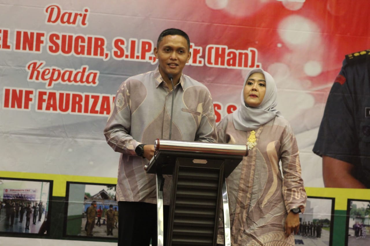 
Dandim lama Letkol Inf Sugir, S.I.P,.M.Tr.(Han) memberikan sambutan pada serah terima jabatan Dandim 0620/Cirebon di Hotel Patra Kecamatan Kedawung, Sabtu (5/12/2021) malam. (Foto: bambang/dara.co.id)
