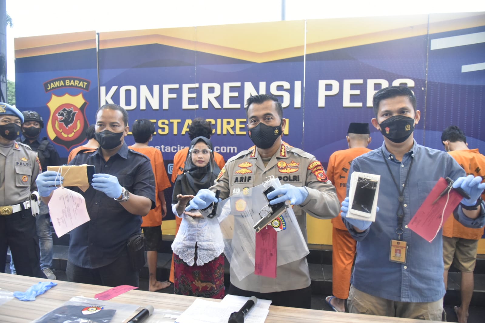 
Kapolresta Cirebon, Kombes Pol Arif Budiman memperlihatkan barang bukti dan para tersangka aksi kriminal pada gelar perkara di Mapolresta Cirebon, Kamis (16/9/2021). (Foto : bambang/dara.co.id)