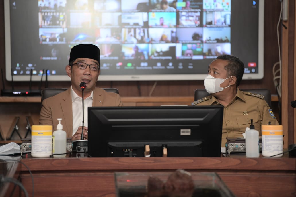 
Caption: Gubernur Jawa Barat Ridwan Kamil saat memberikan pengarahan kepada para  ASN lingkungan Pemerintah Kota Bandung, di Balai Kota Bandung, Senin (13/12/2021).(Fumas Pemprov Jabar)
