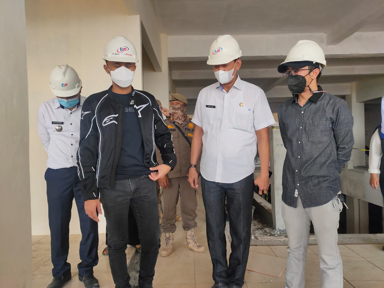 
Plt Bupati Bandung Barat Hengki Kurniawan dan Kepala Dinas Pekerjaan Umum dan Tata Ruang (PUTR), Adang Rahmat Safaat saat meninjau pembangunan Pasar Tagog Padalarang, Rabu (15/12/2021). (Foto: heny/dara.co.id)