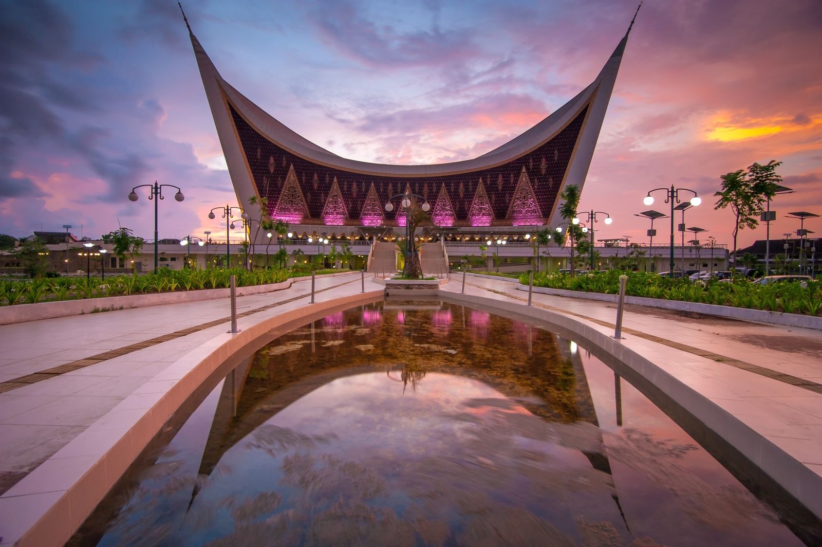 
Desain Masjid Agung Sumatera Barat Buah karya Ridwan Kamil mendapat Ppenghargaan Internasional secara kolektif dari Al Fozan Award for Mosque Architecture.(Foto: ist) 
