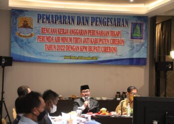 Bupati Cirebon Drs H Imron, MAg saat menghadiri rapat kerja, bersama Perumda Air Tirta Jati (Foto: Istimewa)