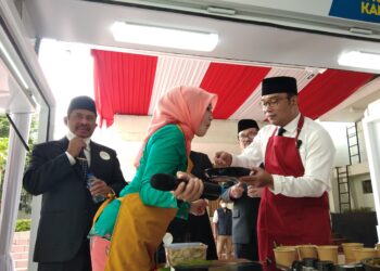 Gubernur Jawa Barat Ridwan Kamil saat memasak sajian dari buku kuliner Mustikarasa di Jalan Soekarno, Kota Bandung, Rabu (22/12/2021) (Foto: Istimewa)