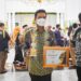 Bupati Bandung, Dadang Supriatna raih anugerah keterbukaan informasi publik dari Gubernur Jabar Ridwan Kamil (Foto: Humas Pemkab Bandung)