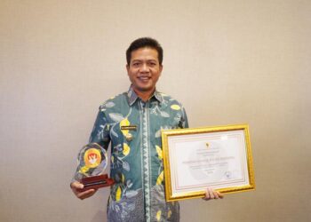 Bupati Bandung, Dadang Supriatna saat menerima  anugerah Meritokrasi ASN 2021 (Foto: Humas Pemkab Bandung)