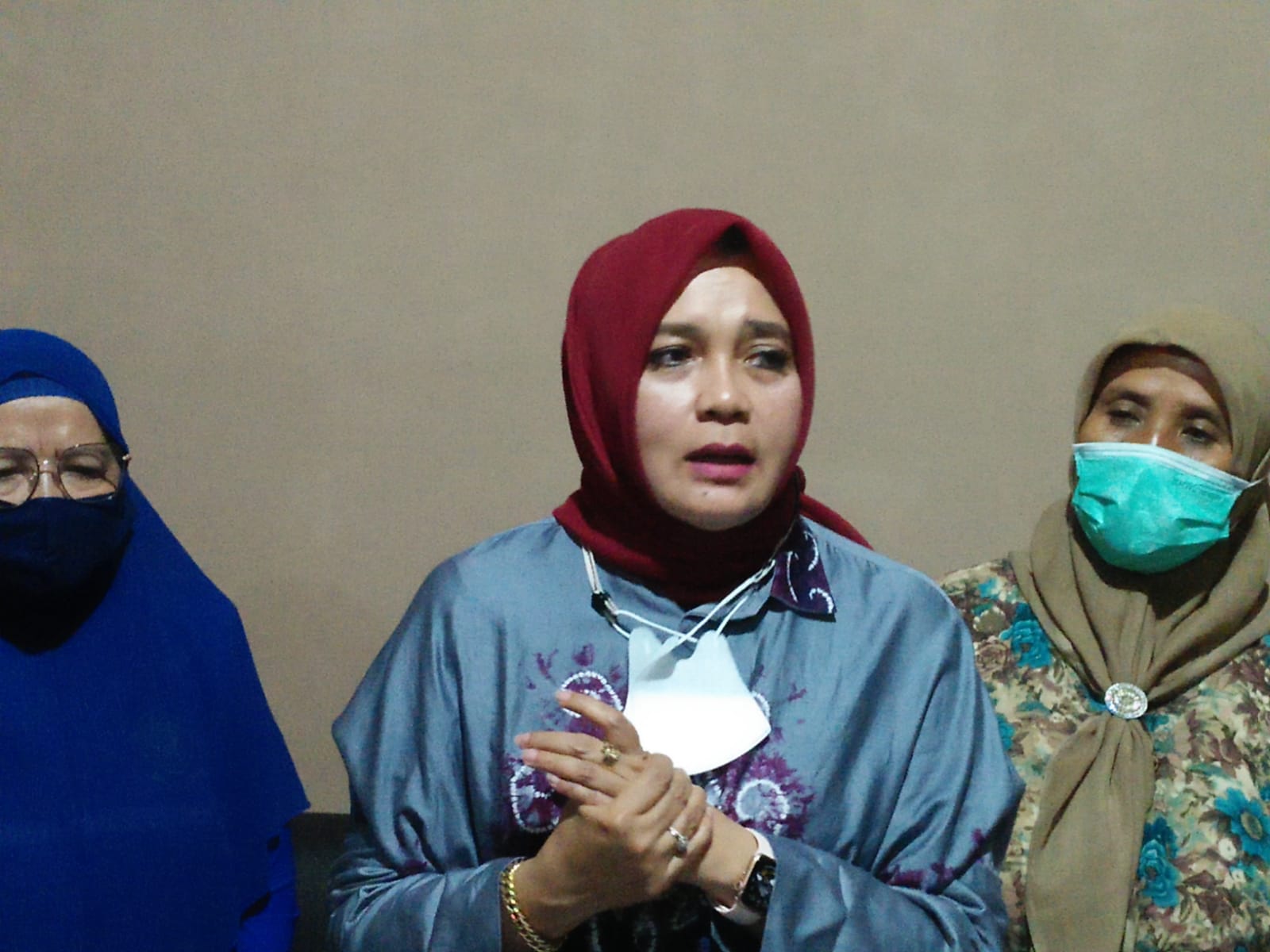 Ketua Pusat Pelayanan Terpadu Pemberdayaan Perempuan dan Anak (P2TP2A) Kabupaten Garut, Diah Kurniasari Gunawan, saat menggelar konferensi pers di Kantor P2TP2A Garut, Jalan Patriot, Kecamatan Tarogong Kidul, Kabupaten Garut, Kamis (9/12/2021) malam. (Foto: andre/dara.co.id)