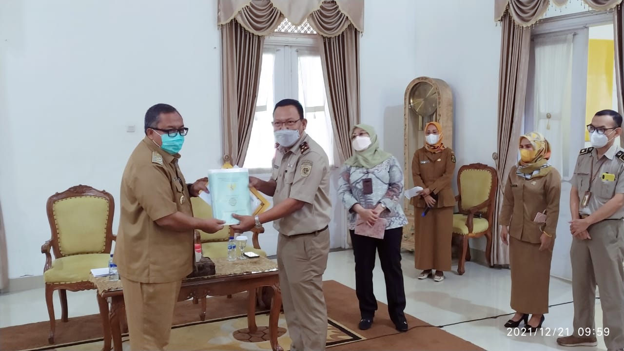 KPK melalui Direktorat Koordinasi dan Supervisi (Korsup) wilayah II memfasilitasi penyerahan 27 sertifikat aset milik Pemerintah Kabupaten (Pemkab) Sukabumi oleh Kepala Kantor Pertanahan (Kakantah) ATR/BPN Kab Sukabumi., Selasa (22/12/2021) (Foto: sobur/dara.co.id)