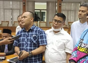 Ketua DPRD Kabupaten Bandung, Sugianto didampingi unsur Fraks memberikan  keterangan pers terkait dana insentif kader pos nyandu, Rabu (22/12/2021). (Foto: maji/dara.co.id)