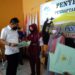 Kepala ATR-BPN Kabupaten Bandung Julianto menyerahkan setifikat program PTSL kepada masyarakat Desa Srirahayu Kecamatan Cikancung Kabupaten Bandung, di Aula Balai Desa, Rabu (22/12/2021).(Foto: Humas ATR-BPN)