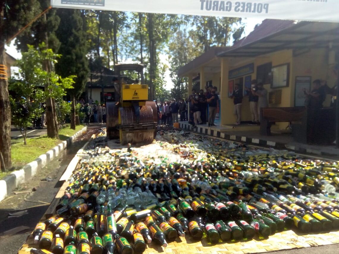 Polres Garut memusnahkan ribuan botol miras dan ratusan knalpot bising di halaman Mapolres Garut (Foto: Andre/dara..co.id)