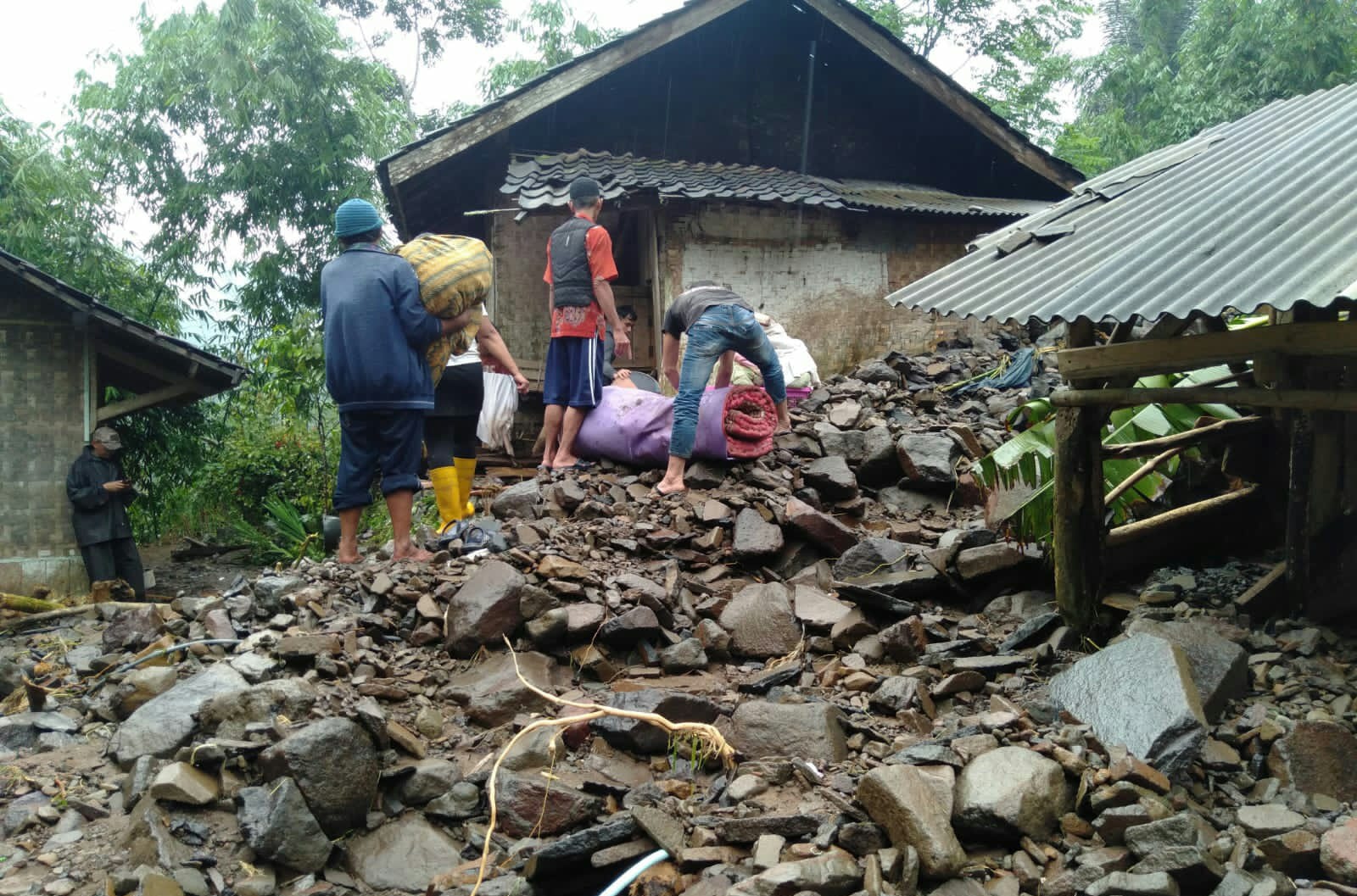 Sejumlah rumah warga di Desa Byalondung, Kecamatan Cisewu, Kabupaten Garut rusak akibat terjangan tanah longsor yang terjadi Sabtu (25/12/2021) (Foto: Istimewa)