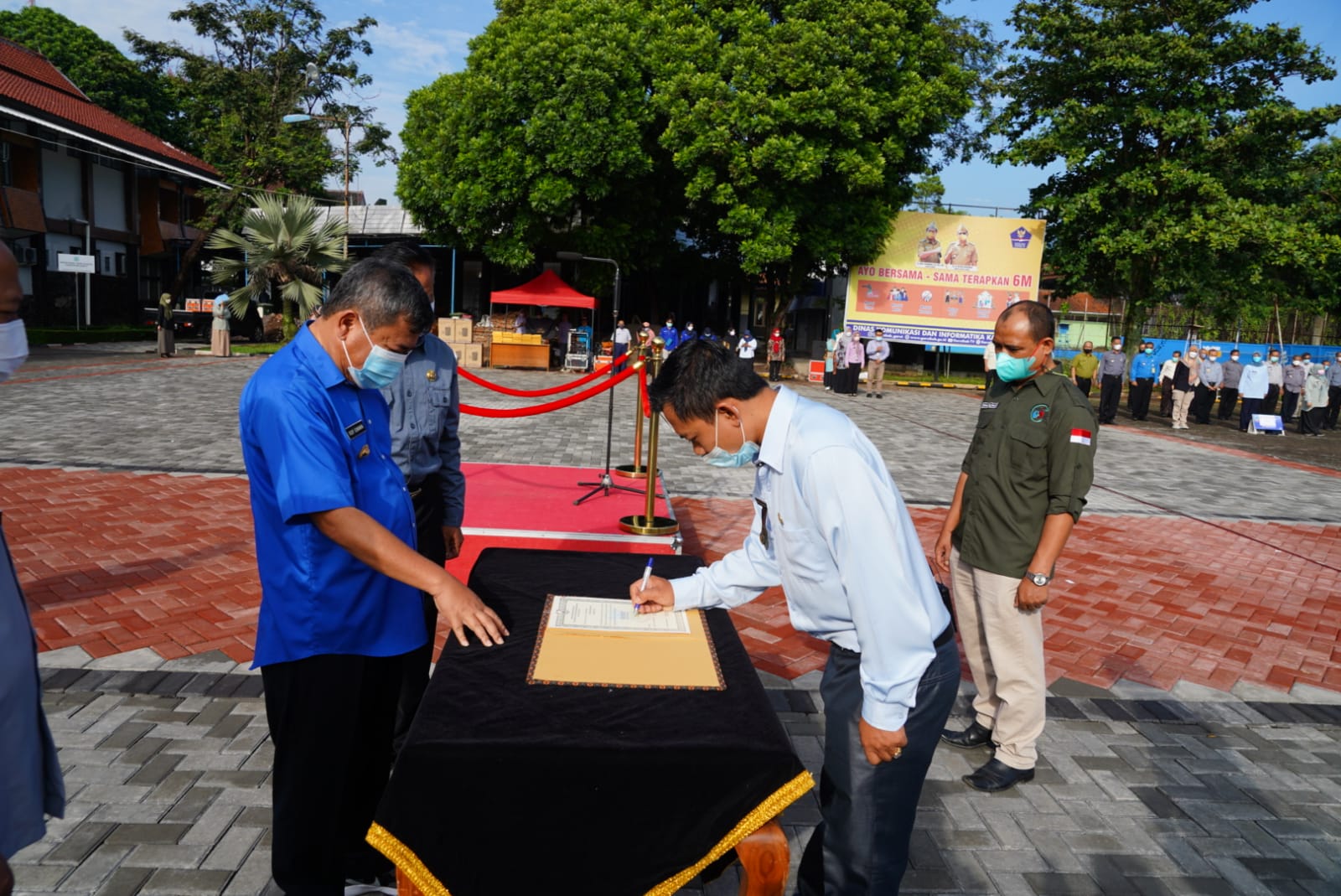 

Bupati Garut, Rudy Gunawan, memimpin Deklarasi One Defecation Free (ODF) Stop BABS (Buang Air Besar Sembarangan) yang digelar di Lapangan Sekretariat Daerah (Setda), Jalan Pembangunan, Kecamatan Tarogong Kidul, Kabupaten Garut, Selasa (28/12/2021).(Foto: andre/dara.co.id)