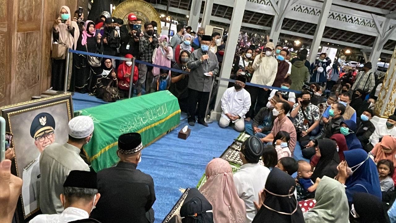 Ketua DPRD Kota Bandung Tedy Rusmawan menyebut, Kota Bandung pelepasan jenazah almarhum Wali Kota Bandung Oded M Danial menuju pemakaman di Tasikmalaya, Jumat (10/12/2021). (Foto : Humas Pemkot Bandung)

