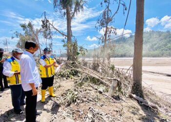 Presiden Jokowi meninjau langsung lokasi terdampak erupsi Gunung Semeru, di Kabupaten, Lumajang, Jatim, Selasa (07/12/2021). (Foto: BPMI Setpres/Laily Rachev)