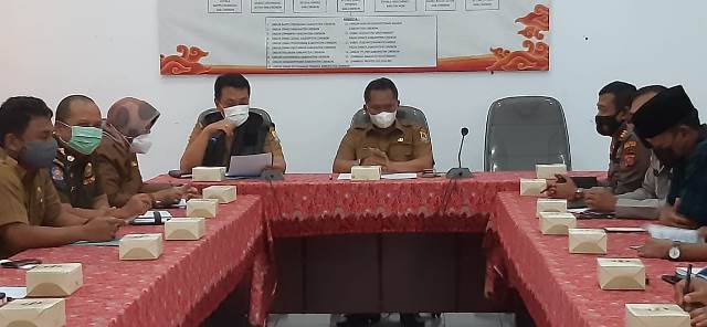 
Sekretaris Daerah (Sekda) Kabupaten Cirebon, Drs. H. Rahmat Sutrisno, M.Si memimpin rapat koordinasi pelantikan Kuwu  dengan para kepala dinas terkait di Aula Dinas Pemberdayaan Masyarakat dan Desa (DPMD) Kabupaten Cirebon, Senin (6/12/2021). 
 (Foto: bambang/dara.co.id)