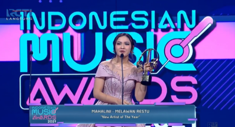 Penyanyi jebolan Indonesia Idola, Mahalini meraih penghargaan Indonesian Music Award  2021katagori New Artist Of The Year, Senin (6/12/2021). (Foto: inews.id)