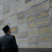 Gubernur Jawa Barat Ridwan Kamil sedang membaca satu persatu nama-nama korban covid yang menempel di Monumen Pahlawan Covid-19 di Bandung (Foto: Jabarprov)