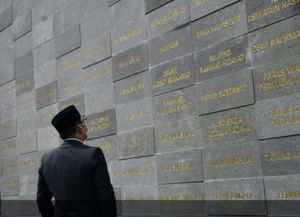 Gubernur Jawa Barat Ridwan Kamil sedang membaca satu persatu nama-nama korban covid yang menempel di Monumen Pahlawan Covid-19 di Bandung (Foto: Jabarprov)
