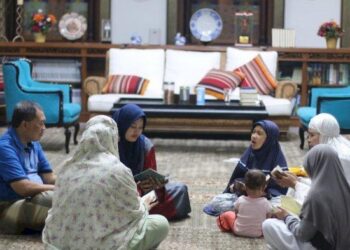 Setiap haru isau solat magrib Amarhum Wali Kota Bandung Oded M Danial saat mengajari baca Al Quran kepada keluarganya. (Foto: m.eramuslim.com)