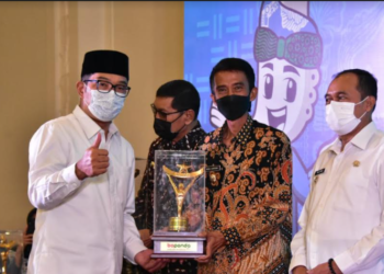 Wakil Wali Kota Banjar, Nana Suryana saat menerima penghargaan  Anugrah Philotra dari Gubernur Jawa Barat, Ridwan Kamil (Foto: Istimewa)