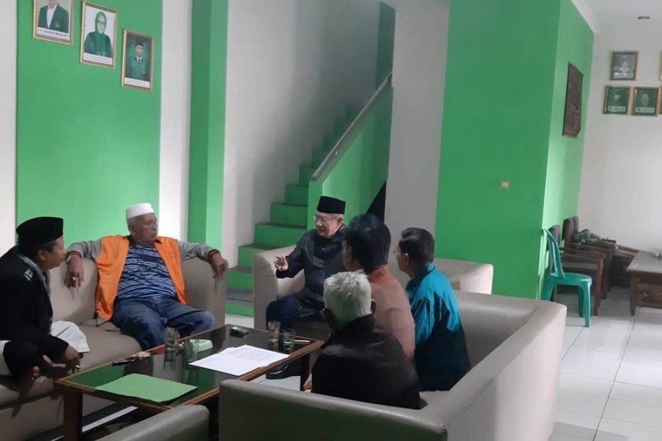 Para sesepuh, kader senior, dan fungsional PPP Garut saat menggelar pertemuan menyikapi keprihatinan dengan situasi dan kondisi internal PPP pascameninggalnya Ketua DPC terpilih, Agus Hamdani, Selasa (/12/2021). (Foto: andre/dara.co.id)
