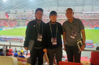 Pelatih Timnas Indonesia, Shin Tae-yong, ditemani dua asistennya Choi In-cheol dan Nova Arianto (Foto: Instagram/@shintaeyong7777)
