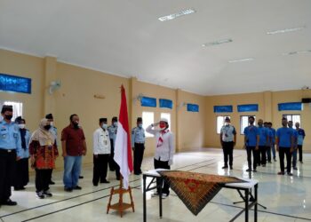 Narapidana terorisme Azi Maulana Firdaus, saat melakukan penghormatan kepada bendera Merah Putih, dalam rangkaian prosesi Ikrar Setia NKRI (Foto: Istimewa)