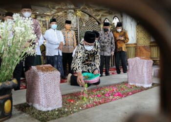 Gubernur Jawa Barat, Ridwan Kamil berziarah ke makam Syaikhona Muhammad Kholil dalam kunjungan kerjanya di Jawa Timur, Kamis (20/1/2022) (Foto: Istimewa)