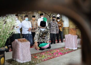 Gubernur Jawa Barat Ridwan Kamil saat berziarah ke makam Syeikh Syaikhona Kholil di Jawa Timur, Kamis. (20/1/2022).