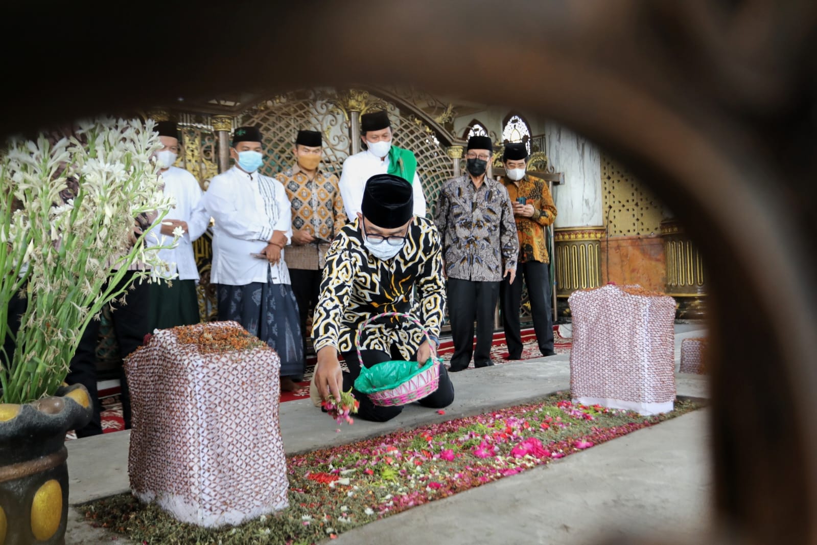 Gubernur Jawa Barat Ridwan Kamil saat berziarah ke makam Syeikh Syaikhona Kholil di Jawa Timur, Kamis. (20/1/2022).
