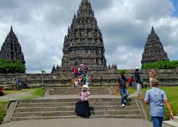 Wisatawan bersama Andira Tour Management saat di Candi Prambanan (foto : Istimewa)
