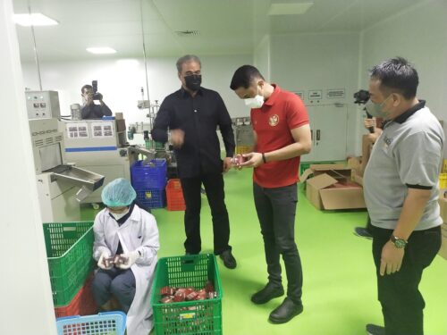 Hengky Kurniawan saat meninjau produksi PT Skinsol Kosmetik Industri (Foto: Istimewa)