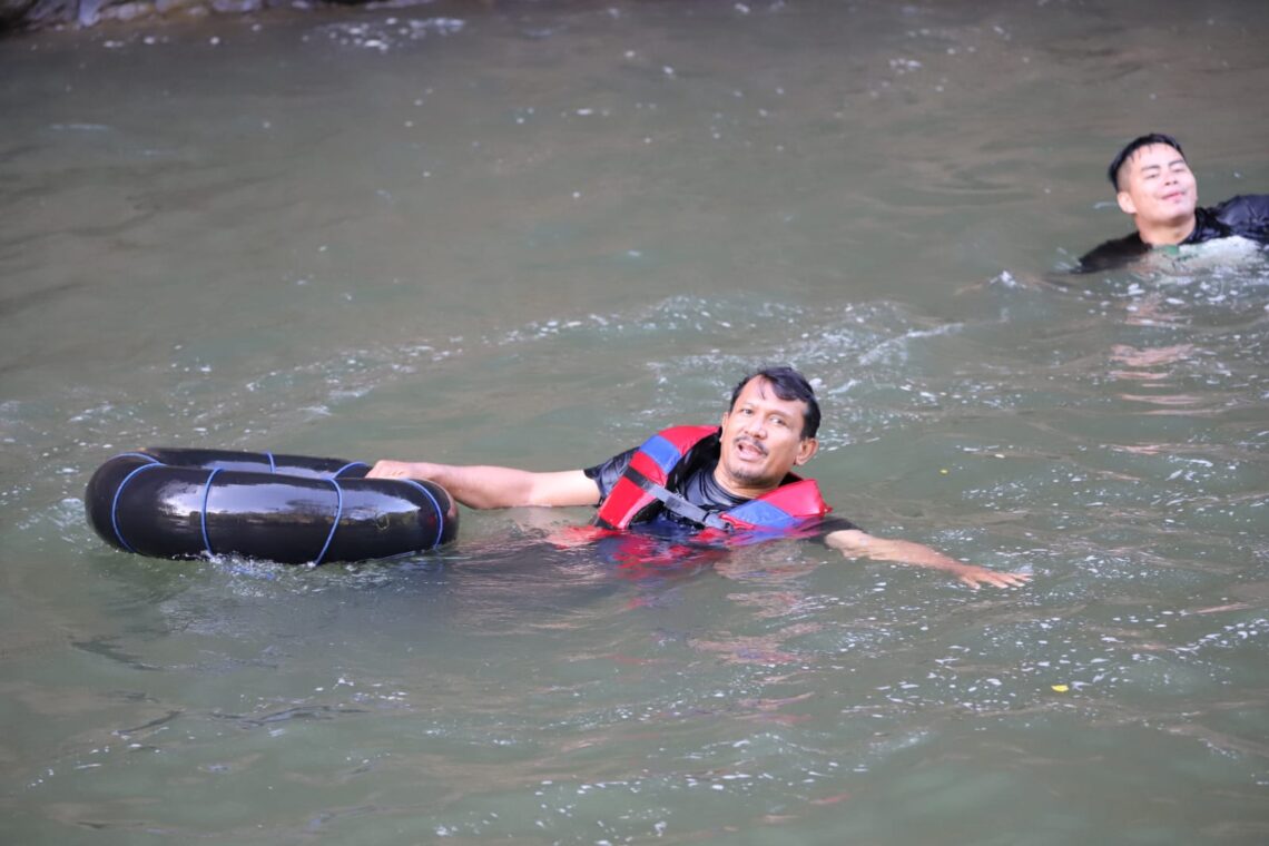 Wakil Bupati Garut, dr.Helmi Budiman, saat mengunjungi objek wisata river  tubing muara Cibentang di Desa Jatisari, Kecamatan Cismpet, Kabupaten Garut (Foto: Istimewa)