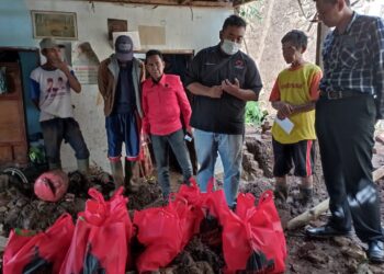 Ketua Fraksi PDIP DPRD Garut, Yudha Puja Turnawan, memberikan bantuan paket sembako dan sejumlah uang tunai kepada korban longsor di Kampung Cidarengdeng, Desa Parakan, Kecamatan Samarang (Foto: Istimewa)