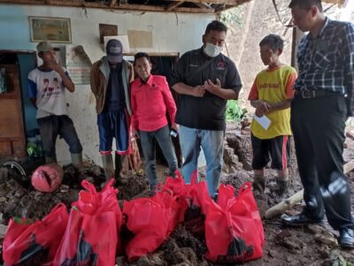 Ketua Fraksi PDIP DPRD Garut, Yudha Puja Turnawan, memberikan bantuan paket sembako dan sejumlah uang tunai kepada korban longsor di Kampung Cidarengdeng, Desa Parakan, Kecamatan Samarang (Foto: Istimewa)