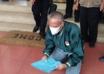 Munir Alamsyah (53), tersangka pembakaran sekolah bersimpuh dan bersujud usai dinyatakan bebas setelah Polres Garut melakanakan restorative justice atas dirinya, Jumat (28/1/2022) (Foto: Istimewa)