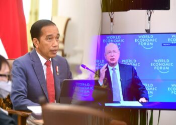 Presiden Jokowi saat berdialog dengan Klaus Schwab pada World Economic Forum, Kamis (20/01/2022), secara virtual, dari Istana Kepresidenan Bogor, Jabar. (Foto: BPMI Setpres/Muchlis Jr)
