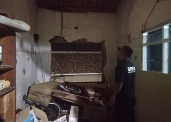 Sejumlah rumah warga di Desa Leles, Kecamatan Leles, Kabupaten Garut, Jawa Barat mengalami kerusakan akibat terjangan hujan deras disertai angin puting beliung, Senin (24/1/2022).(Foto: andre/dara.co.id)