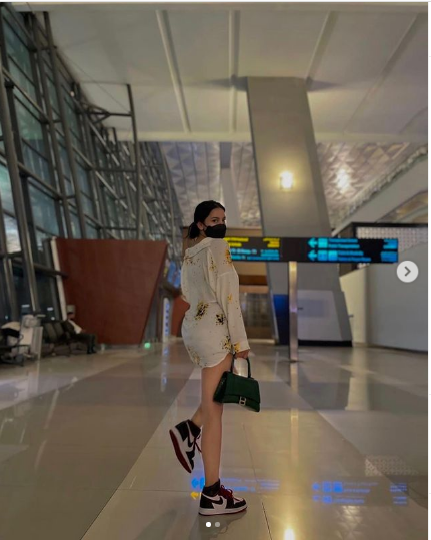 Cassandra Angelie memperlihatkan momen dirinya sedang berada di bandara. (Foto: IG cassangeliee)
