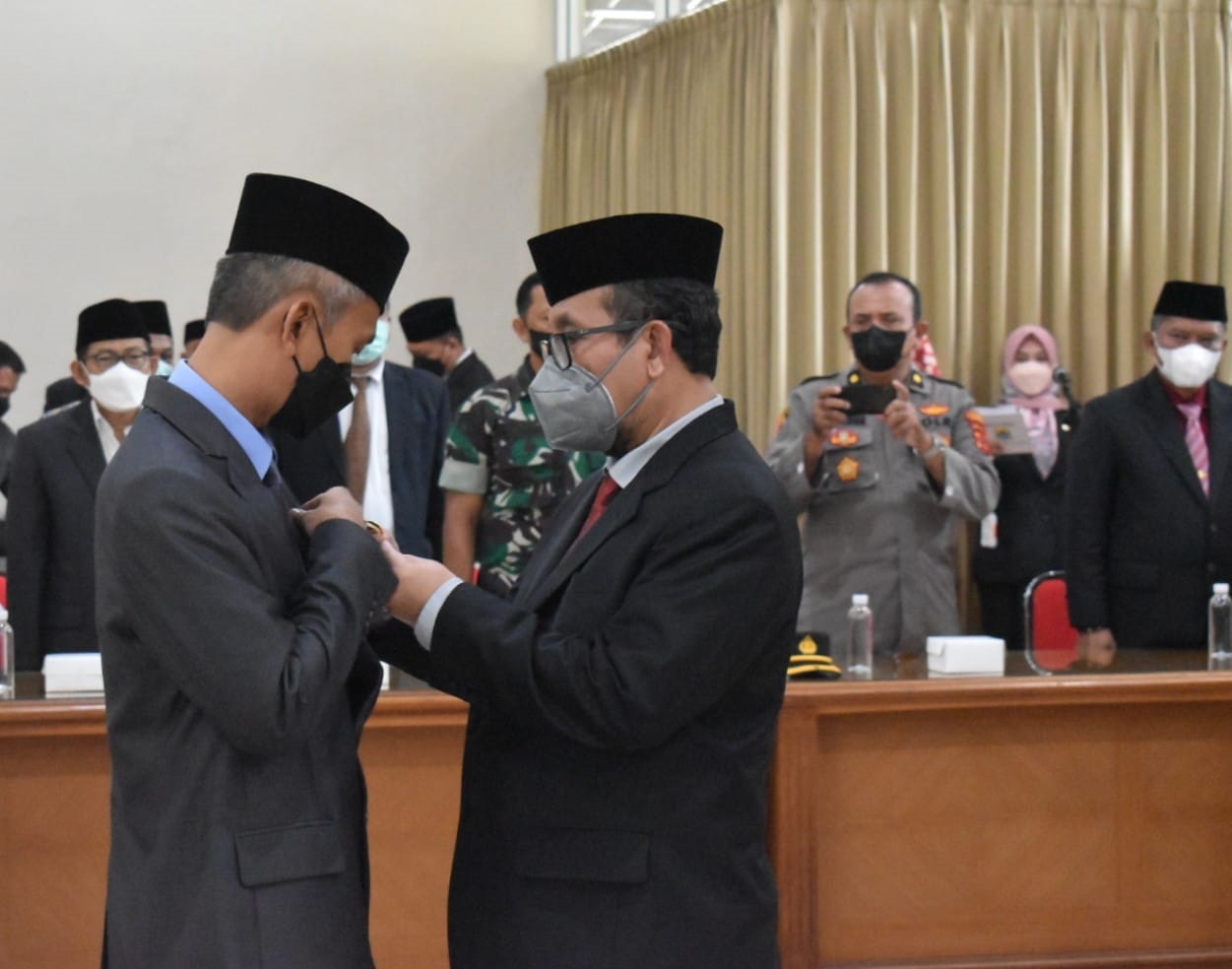 

Bupati Cirebon Drs H Imron M.Ag, melantik komisioner Badan Amil Zakat Nasional (Baznas) Kabupaten Cirebon periode 2022-2027, Jumat (28/01/2022). (Foto: bambang/dara.co.id)
