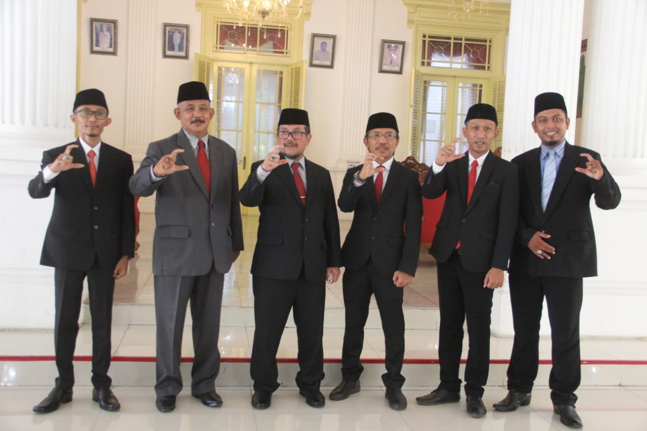 

 Bupati Imron akhirnya melantik dan mengambil sumpah jabatan lima orang anggota Komisioner Komisi Informasi Daerah (KID) Kabupaten Cirebon masa bakti 2022-2026, di pendopo Bupati, Jumat (28/1/2022). (Foto: bambang/dara.co.id)
