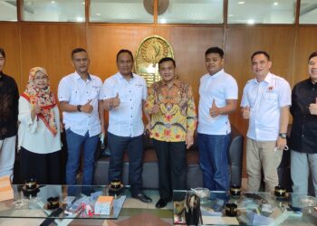 Persatuan Wartawan Indonesia (PWI) Jawa Barat berfoto bersama dengan Kepala Dinas Pendidikan Jawa Barat Dedi Supandi, usai beraudens di kantornya,Jumat (7/1/2022). (Foto: PWI Jabar)