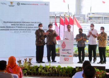 Presiden Jokowi luncurkan pelepasan ekspor perdana tahun 2022 smelter grade alumina produksi PT Bintan Alumina Indonesia di KEK Galang Batang, Bintan, Kepri, Selasa (25/01/2022). (Foto: BPMI Setpres/Muchlis Jr)